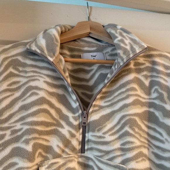TNA Aritzia Polar Fleece Quarter Zip Zebra Print Pullover Tan White Medium - Picture 4 of 8